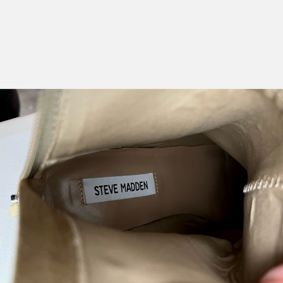 Steve Madden
Color - Celene Tan
Faux Suede
Size - 7.5 - Picture 5 of 8